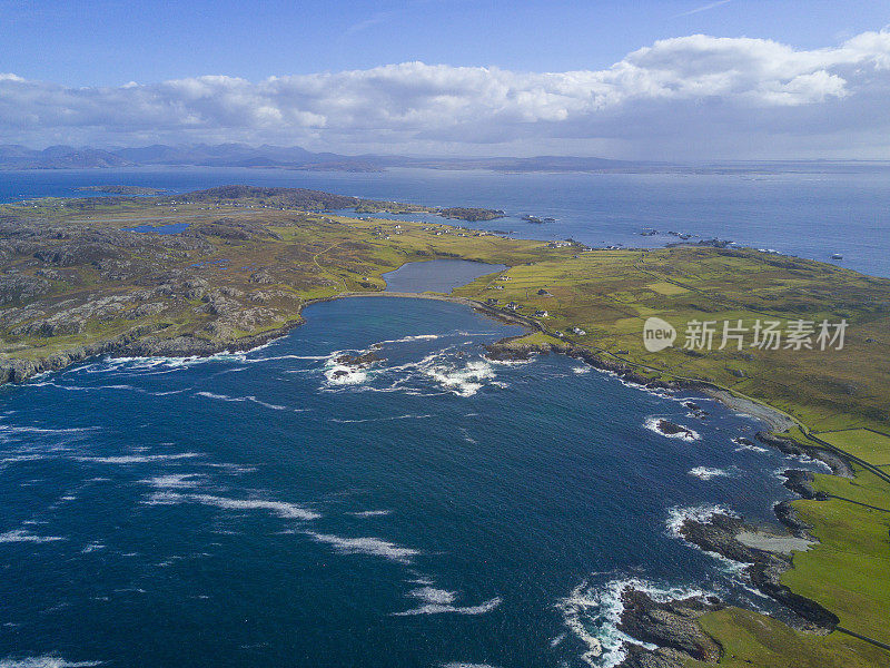 鸟瞰图Inishbofin，野生大西洋方式，Co. Galway，爱尔兰。